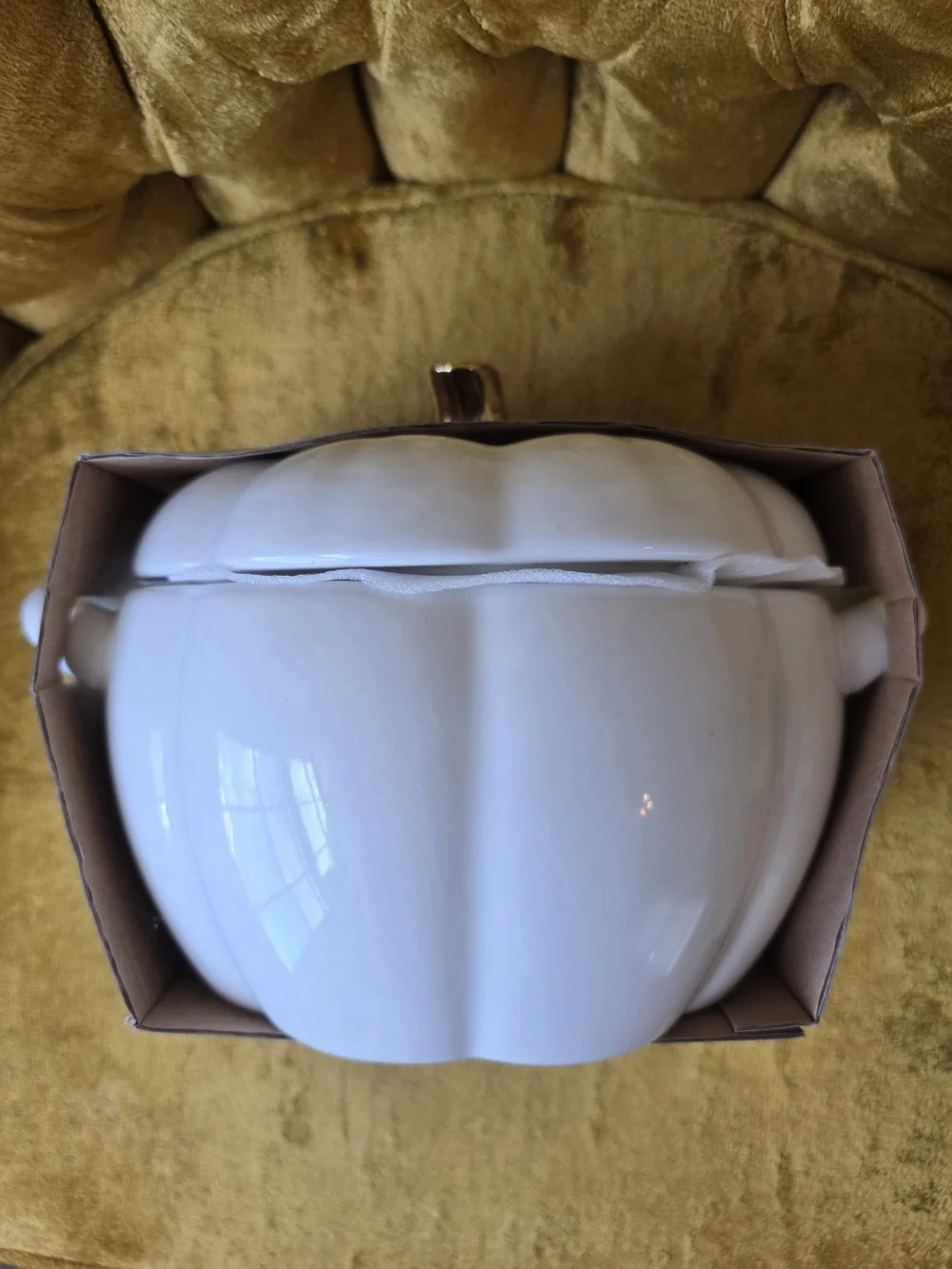 White and Gold Pumpkin Shaped Ceramic Serving Casserole Baking Dish with Lid 🎃